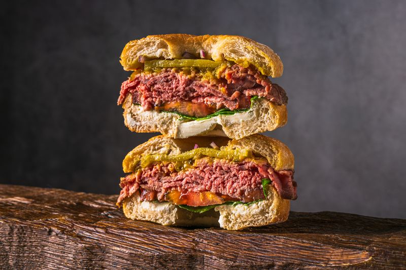 Beigele ar pastrami, čedaru, marinētiem gurķiem un Filadelfijas krēmsieru
