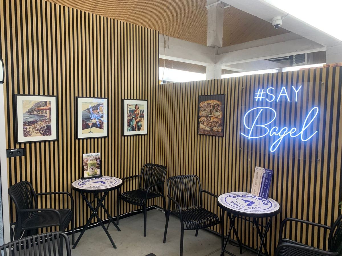 Bagel&Co Булдури — интерьер кафе с #SAY BAGEL неоном