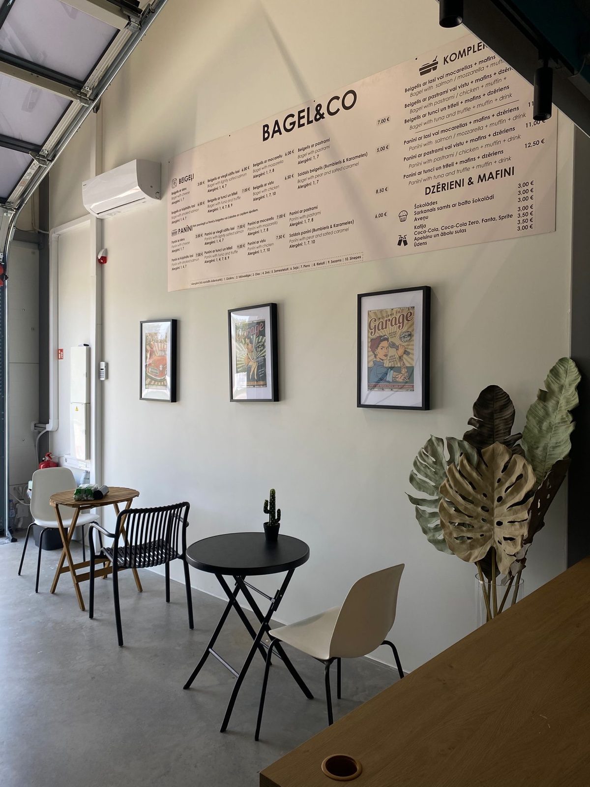 Garage by Bagel&Co Пиньки — интерьер с бирюзовыми лестницами
